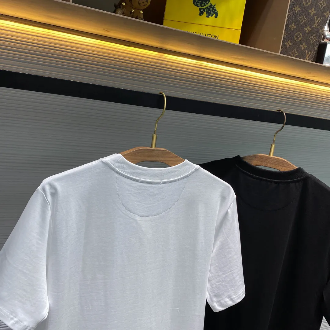 BC 26SS spring and summer New Arrival jersey cotton basic round neck short Tee, men's and women's Same Style Classic badge embroidery fashionable casual short-sleeved T-shirt! Trading company channels are rare and available on the official website simultaneously! In the vast ocean of fashion, there are always some items that can stand out with their unique charm and become the focus of everyone's attention. The BC emblem embroidered T-shirt is one of them! This T-shirt is made of custom-made plain knitted cotton fabric. After a complex weaving process, the knitted cotton fabric produced has a tight texture but just the right amount of breathability! Moreover, the fabric also has good hygroscopicity. Even if your body is sweating slightly in the hot summer, it can quickly absorb sweat and keep your skin dry and comfortable, so that you can feel free and comfortable all the time! The embroidery decoration of the Classic badge on the chest is undoubtedly the soul of the entire T-shirt. The designer cleverly integrated the brand elements into the badge, putting his heart and soul into every stitch and thread! The embroidery masters are even more skilled. The needles in their hands are like agile dancers, moving lightly on the cotton cloth with smooth and clear lines, as if they are the perfect picture drawn by the master's pen, without any delays or flaws! It is not only a simple decoration, but also a symbol of status and a pursuit of quality and fashion! The overall design is simple yet high-end, without too many complicated designs, but it can inadvertently show the wearer's unique taste and temperament! The fitted version is like armor tailor-made for the body. It is neither too loose and dragging, nor too tight to make you feel restricted. It cleverly fits the body curves, showing the beauty of natural and smooth lines! Black/White, two colors available! Size: S-XXL S code: Shoulder width 45cm - Bust circumference 104cm - Clothing length 67cm M size: Shoulder width 46cm - Bust circumference 108cm - Clothing length 69cm L size: Shoulder width 47cm - Bust circumference 112cm - Clothing length 71cm Size recommendation (standard version): Height 174-140 pounds, try on size M, which is suitable! Boys weighing less than 130 pounds should choose S size, 130-143 pounds should choose M size, 143-156 pounds should choose L size, 156-170 pounds should choose XL size, and 170-185 pounds should choose XXL size! All girls can choose size S!